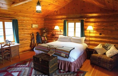 Classic Cabin | Egyptian cotton sheets, premium bedding, down comforters, free WiFi