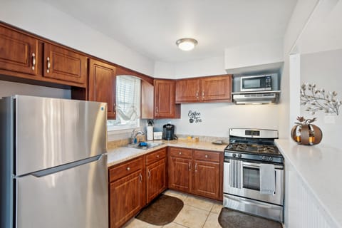 Apartment (2 Bedrooms) | Private kitchen | Paper towels