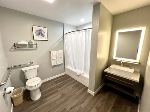 Classic Room, 1 King Bed | Bathroom | Combined shower/tub, towels