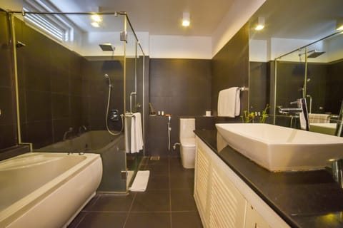 Super Deluxe room with Sea View | Bathroom | Hair dryer, towels