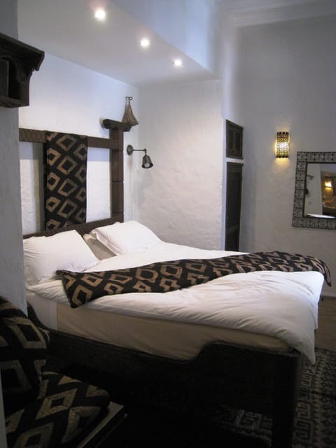 Economy Double Room, 1 Queen Bed | In-room safe, individually decorated, free WiFi, bed sheets