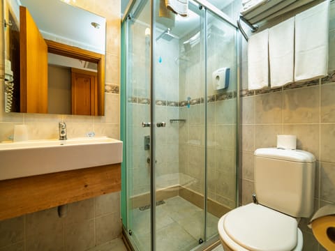 Standard Double Room | Bathroom | Shower, free toiletries, bathrobes, towels