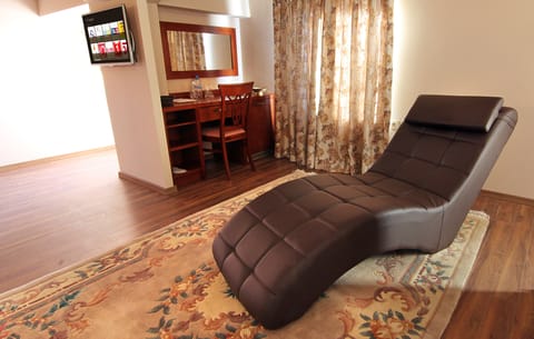 Deluxe Suite, 1 Bedroom, City View | Premium bedding, minibar, in-room safe, soundproofing