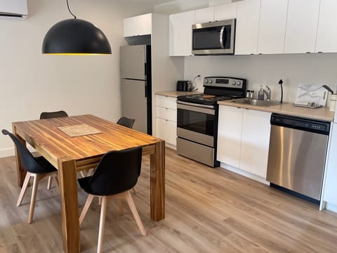 Superior Apartment 2 Doubles and 1 Queen | Private kitchen | Full-size fridge, microwave, oven, dishwasher