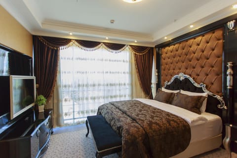 Suite, 1 Bedroom | Premium bedding, minibar, in-room safe, iron/ironing board