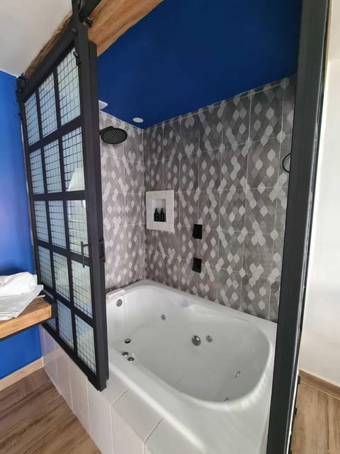 Deluxe Room, Jetted Tub | Bathroom | Towels, soap, shampoo, toilet paper