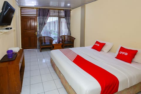 Deluxe Double Room | Laptop workspace, bed sheets