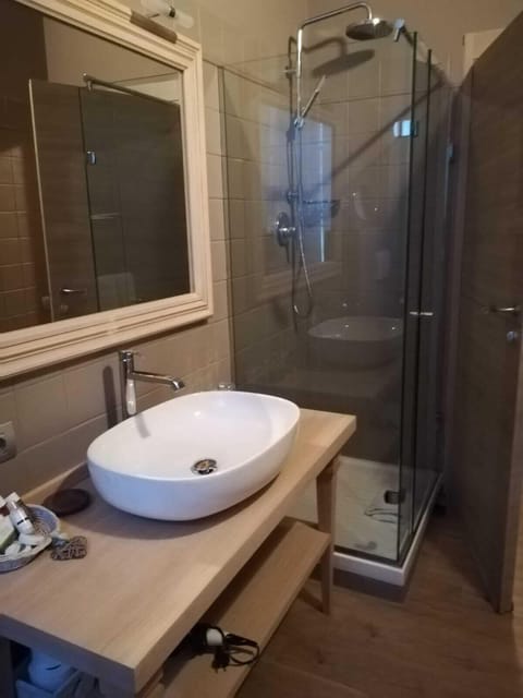 Deluxe Room | Bathroom | Hair dryer, bathrobes, slippers, towels