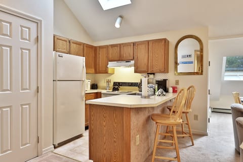 Condo, 2 Bedrooms | Private kitchen | Fridge, oven, coffee/tea maker, toaster