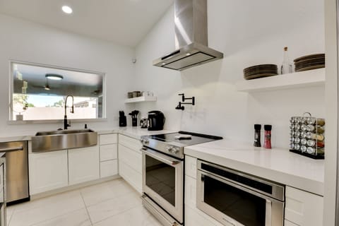 House (3 Bedrooms) | Private kitchen | Microwave, oven, stovetop, dishwasher