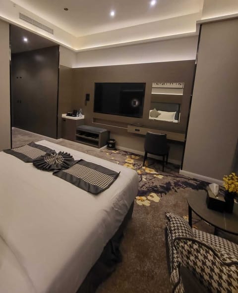 Deluxe Room, 1 King Bed | In-room safe, soundproofing