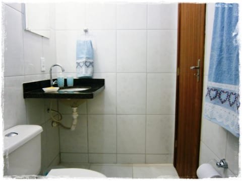 Suite | Bathroom | Shower, rainfall showerhead, hair dryer, towels