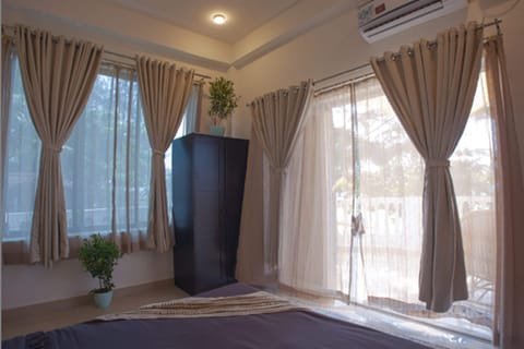 Executive Sea View Room | Blackout drapes, rollaway beds, free WiFi, bed sheets