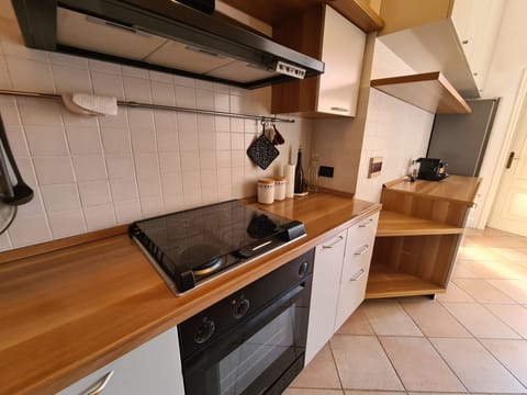 City Apartment | Private kitchen | Full-size fridge, microwave, oven, dishwasher