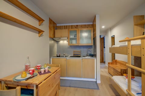 Standard Studio, Mountain View (Bianca's Studio 500mt From Ski) | Private kitchenette | Fridge, stovetop, cookware/dishes/utensils