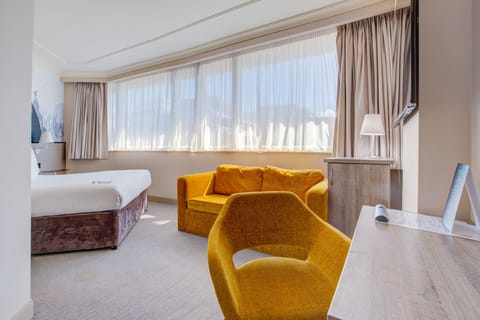 Superior Family of 3 | Desk, iron/ironing board, free cribs/infant beds, rollaway beds