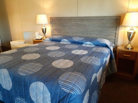 Room, 1 Queen Bed | Blackout drapes, iron/ironing board, free WiFi, bed sheets