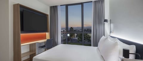 Room, 1 Queen Bed, Accessible | Hypo-allergenic bedding, minibar, in-room safe, soundproofing