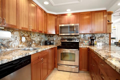 Apartment, Balcony, Ocean View (WH1-211) | Private kitchen | Fridge, microwave, oven, highchair