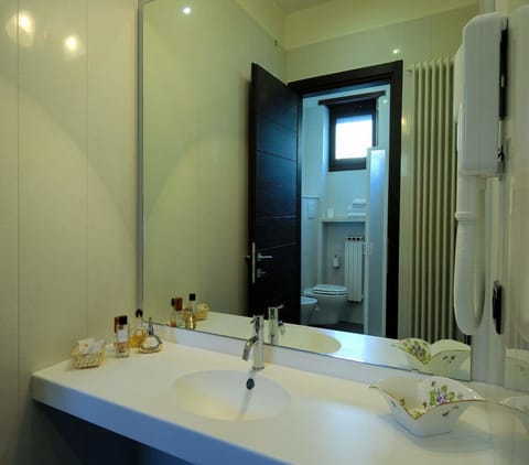 Classic Room | Bathroom | Shower, free toiletries, hair dryer