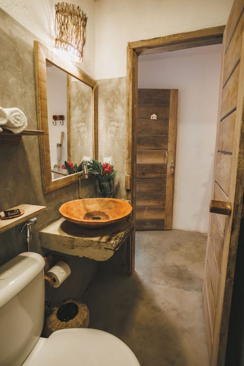 Deluxe Suite | Bathroom | Shower, bathrobes, towels