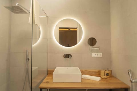 Classic Room | Bathroom | Shower, hair dryer, towels