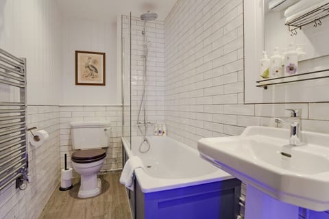 Family Room | Bathroom | Combined shower/tub, free toiletries, hair dryer, towels