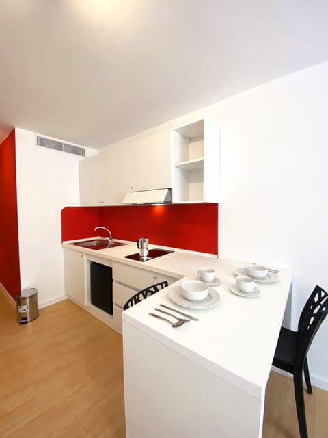 Comfort Studio Suite | Private kitchen | Mini-fridge, microwave