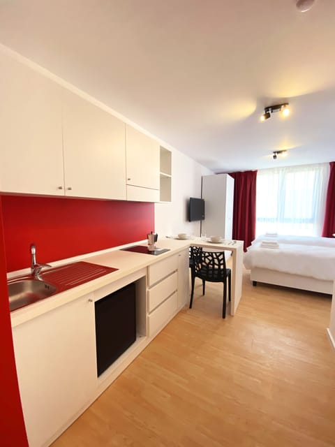 Comfort Studio Suite | In-room safe, desk, laptop workspace, iron/ironing board