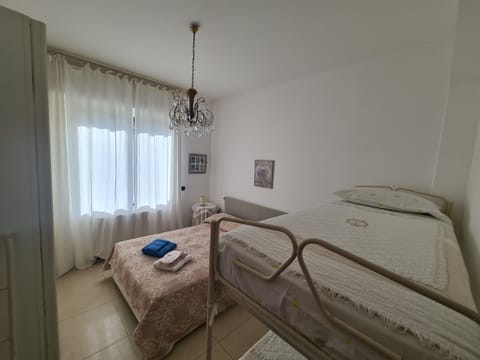 Comfort Apartment | Hypo-allergenic bedding, desk, iron/ironing board, free WiFi