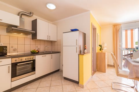 Classic Apartment | Private kitchen | Fridge, oven, stovetop, coffee/tea maker