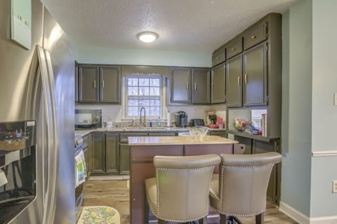 House (3 Bedrooms) | Private kitchen | Microwave, dishwasher, cookware/dishes/utensils, paper towels