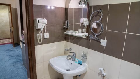 Rainfall showerhead, free toiletries, hair dryer, bidet