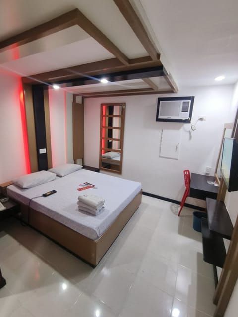 Deluxe Room, 1 Queen Bed | Desk, free WiFi