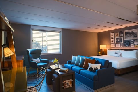 Junior Suite, 1 King Bed with Sofa bed, Non Smoking | Premium bedding, pillowtop beds, in-room safe, individually decorated