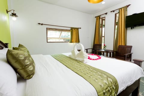 Standard Room, 1 King Bed, Non Smoking, Garden View | In-room safe, individually decorated, desk, blackout drapes