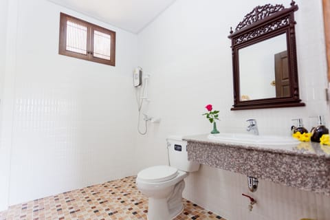 Standard Room, 1 King Bed, Non Smoking, Garden View | Bathroom | Shower, rainfall showerhead, free toiletries, hair dryer