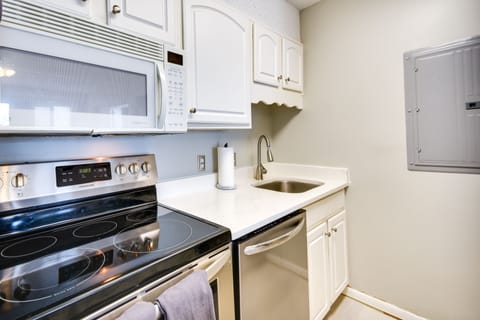 Apartment (2 Bedrooms) | Private kitchen | Microwave, oven, stovetop, dishwasher