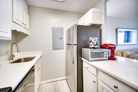 Apartment (2 Bedrooms) | Private kitchen | Microwave, oven, stovetop, dishwasher