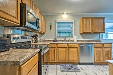 Cottage (3 Bedrooms) | Private kitchen | Microwave, oven, stovetop, dishwasher