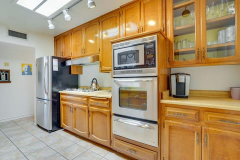 House (2 Bedrooms) | Private kitchen | Microwave, oven, stovetop, cookware/dishes/utensils