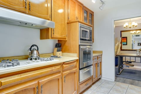 House (2 Bedrooms) | Private kitchen | Microwave, oven, stovetop, cookware/dishes/utensils