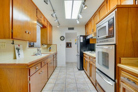 House (2 Bedrooms) | Private kitchen | Microwave, oven, stovetop, cookware/dishes/utensils