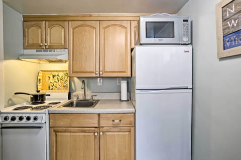 Apartment (1 Bedroom) | Private kitchen | Microwave, oven, stovetop, cookware/dishes/utensils