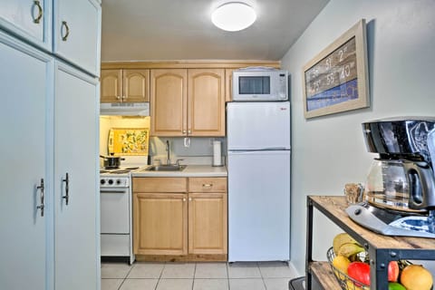 Apartment (1 Bedroom) | Private kitchen | Microwave, oven, stovetop, cookware/dishes/utensils