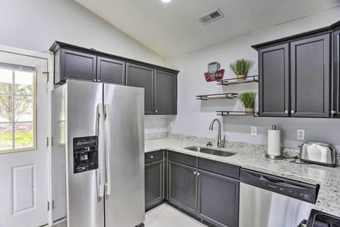 Apartment (2 Bedrooms) | Private kitchen | Microwave, oven, stovetop, dishwasher