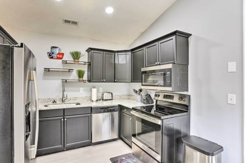 Apartment (2 Bedrooms) | Private kitchen | Microwave, oven, stovetop, dishwasher