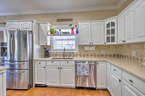 House (5 Bedrooms) | Private kitchen | Microwave, oven, stovetop, dishwasher