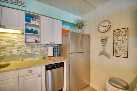 Apartment (0 Bedroom) | Private kitchen | Microwave, oven, stovetop, dishwasher