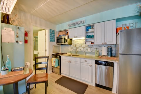 Apartment (0 Bedroom) | Private kitchen | Microwave, oven, stovetop, dishwasher